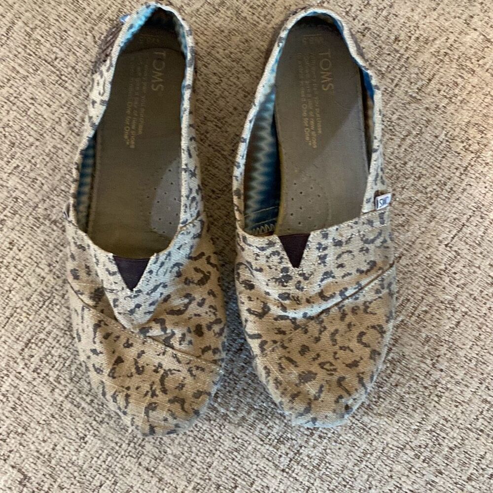 Tom’s classic neutral animal‎ print shoes women 8.5